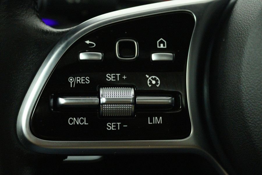 Mercedes-Benz A-Klasse 180 Business Solution (PANORAMADAK, SFEERVERLICHTING, CAMERA, STOELVERWARMING, LEDER)