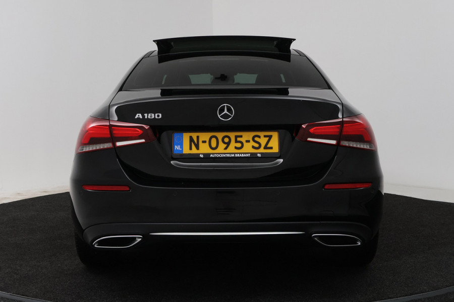 Mercedes-Benz A-Klasse 180 Business Solution (PANORAMADAK, SFEERVERLICHTING, CAMERA, STOELVERWARMING, LEDER)