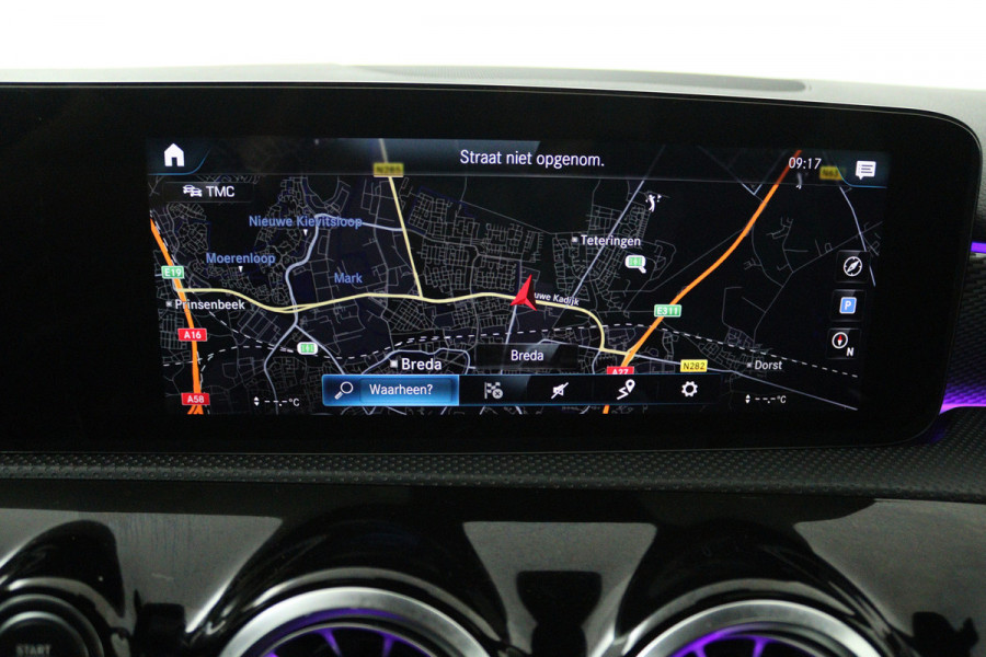 Mercedes-Benz A-Klasse 180 Business Solution (PANORAMADAK, SFEERVERLICHTING, CAMERA, STOELVERWARMING, LEDER)