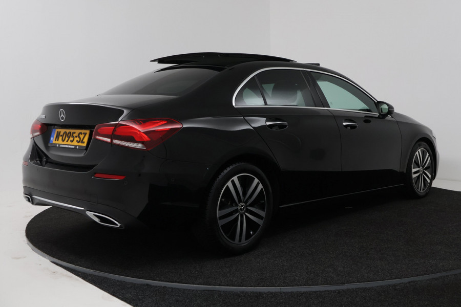 Mercedes-Benz A-Klasse 180 Business Solution (PANORAMADAK, SFEERVERLICHTING, CAMERA, STOELVERWARMING, LEDER)