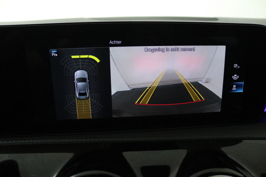 Mercedes-Benz A-Klasse 180 Business Solution (PANORAMADAK, SFEERVERLICHTING, CAMERA, STOELVERWARMING, LEDER)