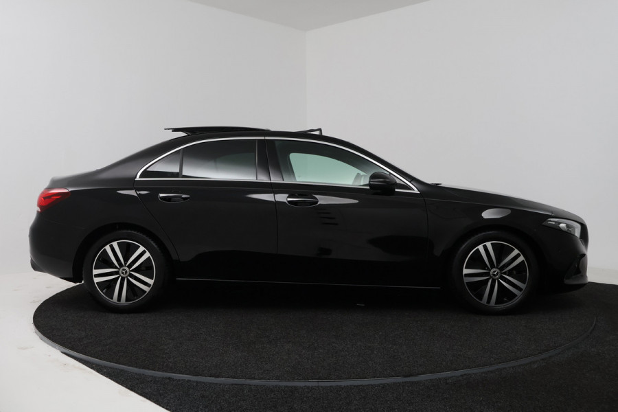 Mercedes-Benz A-Klasse 180 Business Solution (PANORAMADAK, SFEERVERLICHTING, CAMERA, STOELVERWARMING, LEDER)