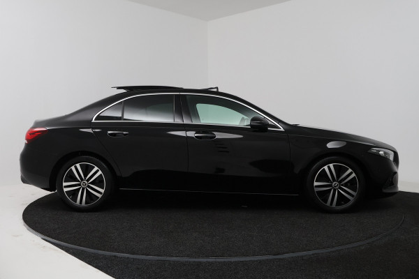 Mercedes-Benz A-Klasse 180 Business Solution (PANORAMADAK, SFEERVERLICHTING, CAMERA, STOELVERWARMING, LEDER)