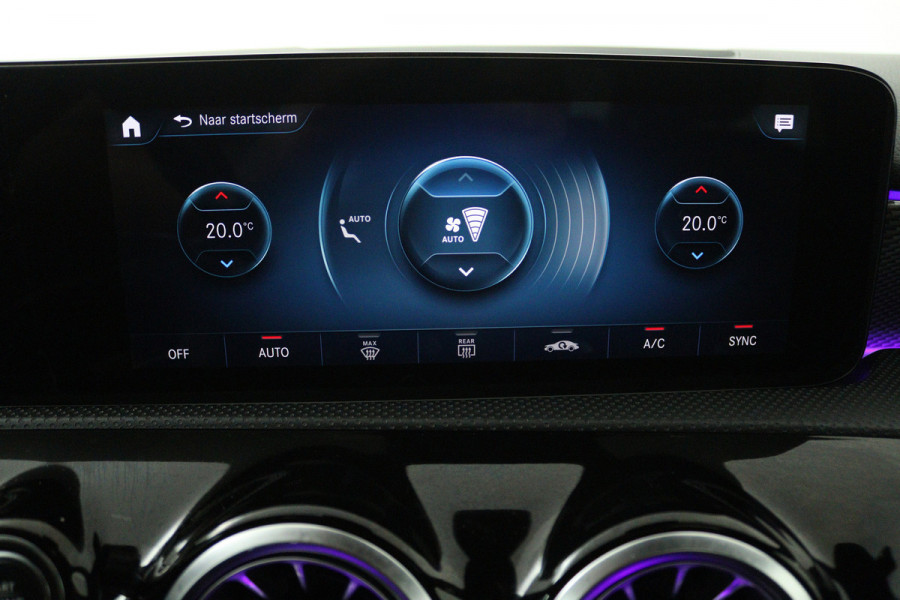 Mercedes-Benz A-Klasse 180 Business Solution (PANORAMADAK, SFEERVERLICHTING, CAMERA, STOELVERWARMING, LEDER)