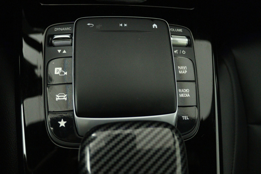 Mercedes-Benz A-Klasse 180 Business Solution (PANORAMADAK, SFEERVERLICHTING, CAMERA, STOELVERWARMING, LEDER)