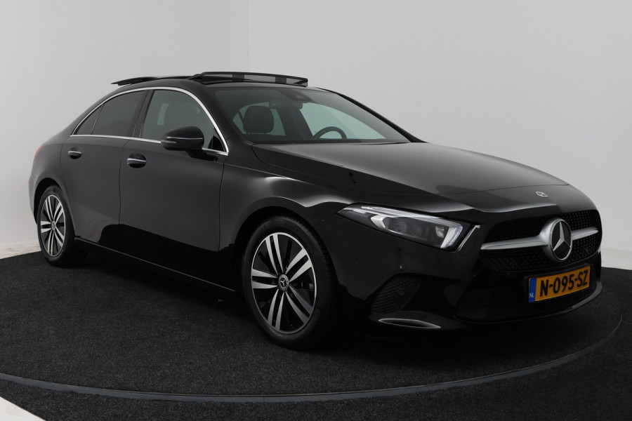Mercedes-Benz A-Klasse 180 Business Solution (PANORAMADAK, SFEERVERLICHTING, CAMERA, STOELVERWARMING, LEDER)