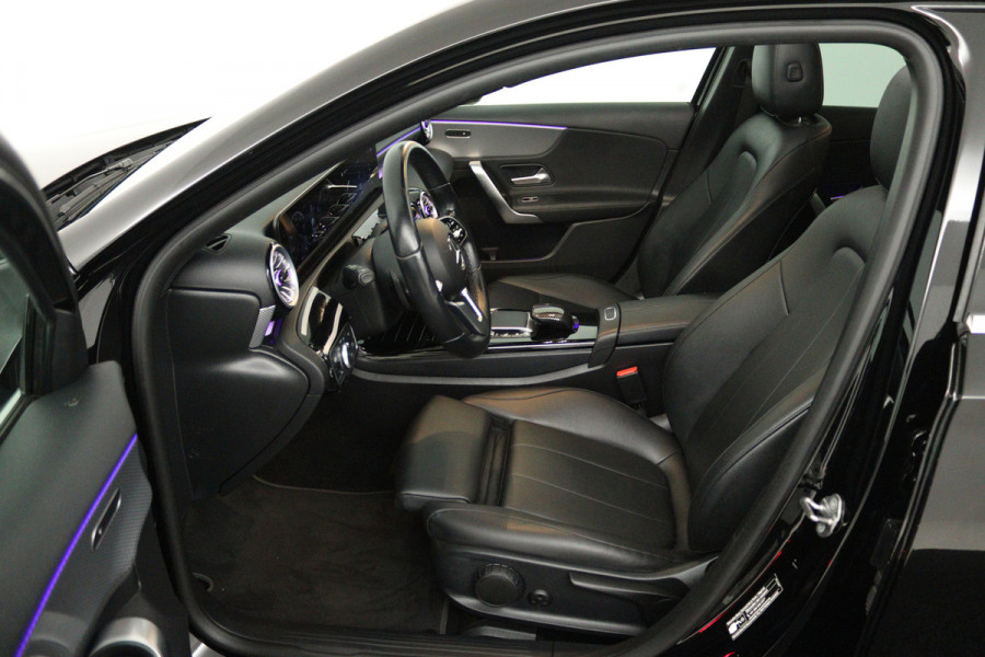 Mercedes-Benz A-Klasse 180 Business Solution (PANORAMADAK, SFEERVERLICHTING, CAMERA, STOELVERWARMING, LEDER)