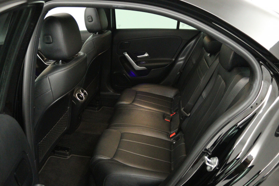 Mercedes-Benz A-Klasse 180 Business Solution (PANORAMADAK, SFEERVERLICHTING, CAMERA, STOELVERWARMING, LEDER)