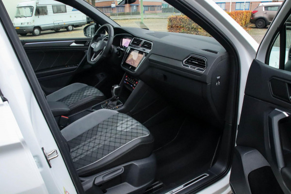 Volkswagen Tiguan 1.4 TSI eHybrid R-Line Business DSG 245pk Panoramadak|Virtual Cockpit|IQ LED Plus|NAVI|ACC|Black|19inch|Trekhaak