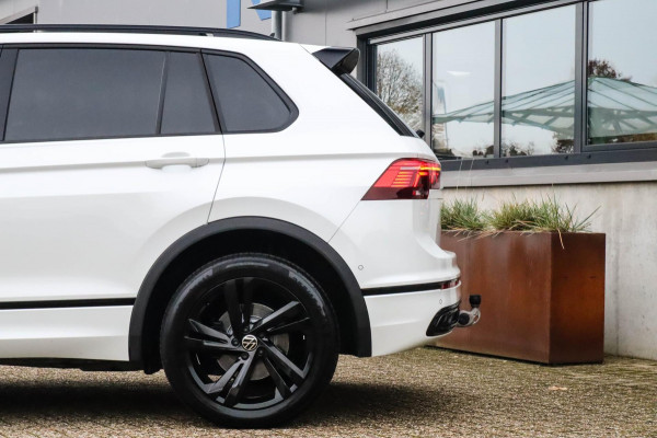 Volkswagen Tiguan 1.4 TSI eHybrid R-Line Business DSG 245pk Panoramadak|Virtual Cockpit|IQ LED Plus|NAVI|ACC|Black|19inch|Trekhaak