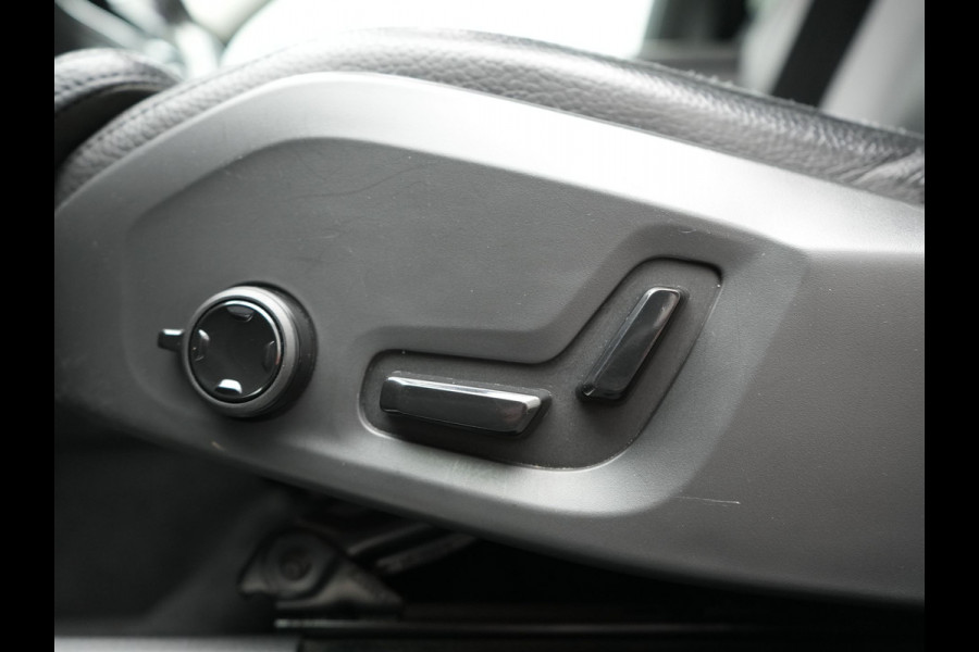 Volvo XC60 T6 AWD Plus Dark PHEV 350pk Dealer O.H. | Panodak | Camera | Lederen Sportstoelen Memory & Verwarmd | Google Assistent | Stuur Verwarmd | Apple Carplay | Keyless | Navigatie | DAB | Cruise Control | Plug In Hybrid |