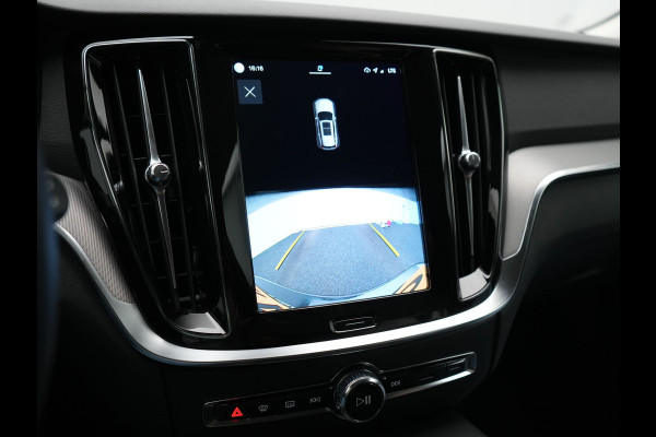 Volvo V60 T6 AWD Plus Dark PHEV 350pk Dealer O.H. | Trekhaak Af Fabriek | Adaptive Cruise | Camera | Harman / Kardon | Lederen Sportstoelen Memory & Verwarmd | Google Assistent | Stuur Verwarmd | Keyless | Apple Carplay | DAB | Plug In Hybrid |