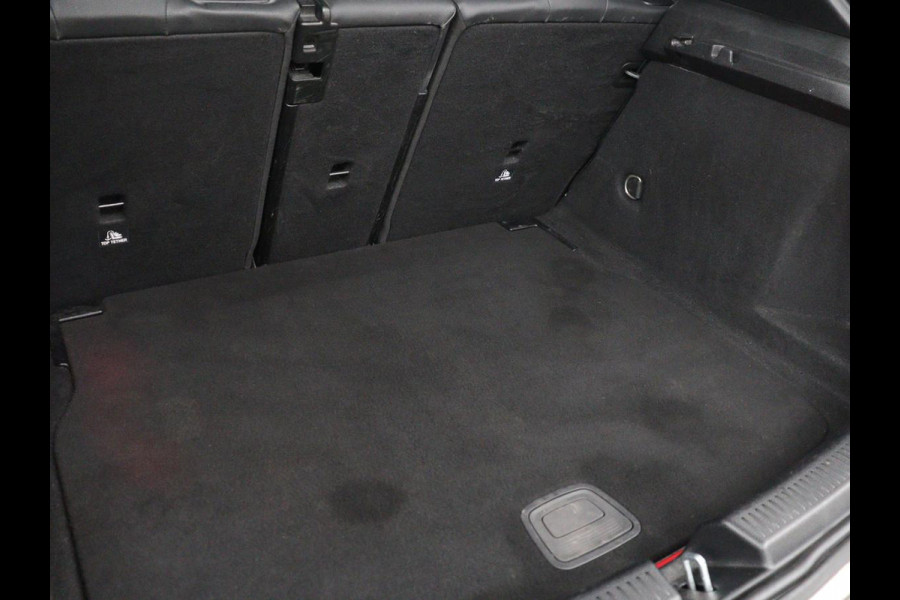 Mercedes-Benz A-Klasse 200 AMG Business Solution Aut. | Pano | LED | Half sfeerverlichting | Sfeerverlichting | Elec. Stoelen | Stoelverwarming | Virtual Display | Navi | Camera | Trekaak | Carplay