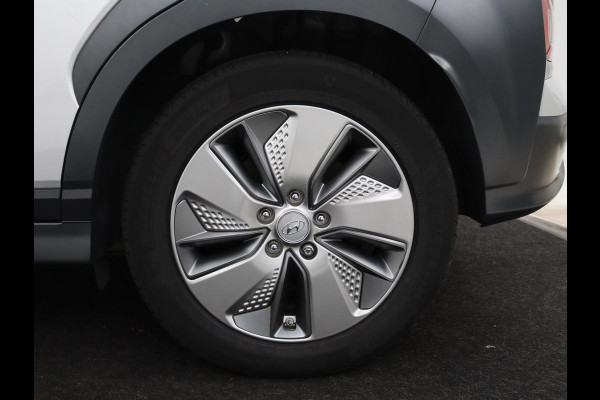 Hyundai Kona EV Fashion Design 64 kWh | SOH 94.6% | Leder | Head-up | Trekhaak | Adaptive cruise | Carplay | Stoelverwarming | Krell Sound | Dodehoek detectie |