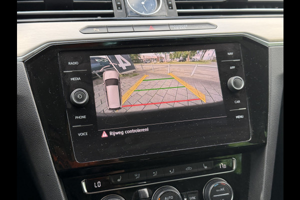 Volkswagen Passat Variant BWJ 2018 | 1.4 TSI 150PK ACT Highline Bus. R AUTOMAAT | AGR | LEER/ALCANTARA | CAMERA A | STOELVERW | DIGI DASH | CARPLAY | CLIMA | NAVI |
