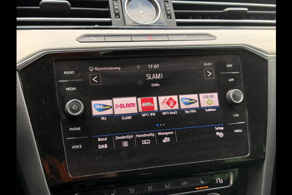 Volkswagen Passat Variant BWJ 2018 | 1.4 TSI 150PK ACT Highline Bus. R AUTOMAAT | AGR | LEER/ALCANTARA | CAMERA A | STOELVERW | DIGI DASH | CARPLAY | CLIMA | NAVI |