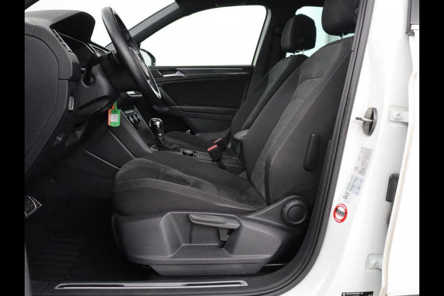 Volkswagen Tiguan 1.4 TSI 150PK Aut. 4Motion Highline Business R | R-Line | Pano | Navi | Virtual Display | Stoelverwarming | Camera | Trekhaak | Climate Control | DAB+ | Carplay