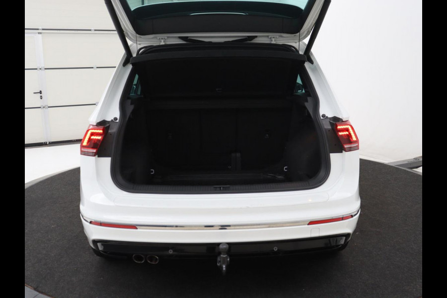 Volkswagen Tiguan 1.4 TSI 150PK Aut. 4Motion Highline Business R | R-Line | Pano | Navi | Virtual Display | Stoelverwarming | Camera | Trekhaak | Climate Control | DAB+ | Carplay