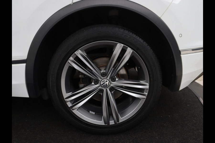 Volkswagen Tiguan 1.4 TSI 150PK Aut. 4Motion Highline Business R | R-Line | Pano | Navi | Virtual Display | Stoelverwarming | Camera | Trekhaak | Climate Control | DAB+ | Carplay