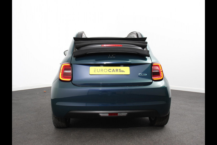 Fiat 500E Berline 42 kWh Automaat Climate control Cruise control Achteruitrijcamera Led Navigatie Apple Carplay/ Android Auto Lichtmetalen velgen Stoelverwarming