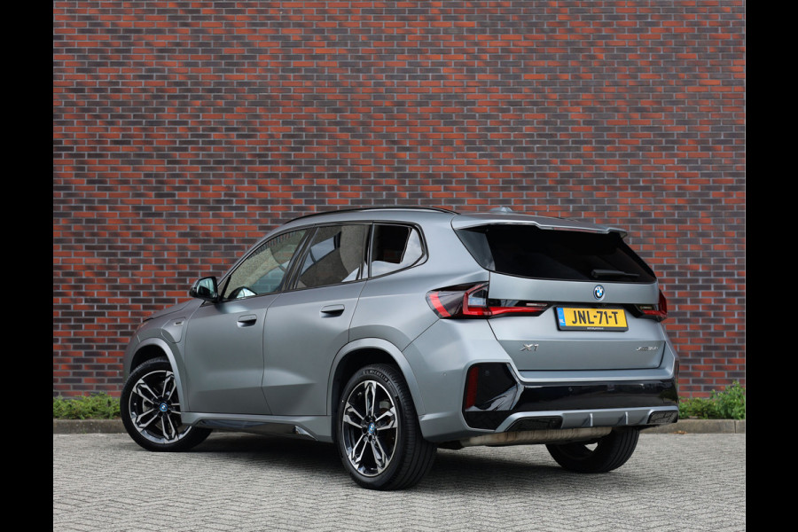 BMW X1 30e xDrive | M onderstel - Sportstoelen - Direct rijden!