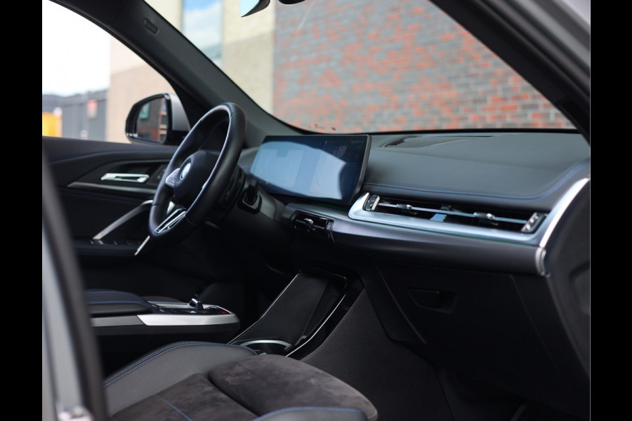 BMW X1 30e xDrive | M onderstel - Sportstoelen - Direct rijden!