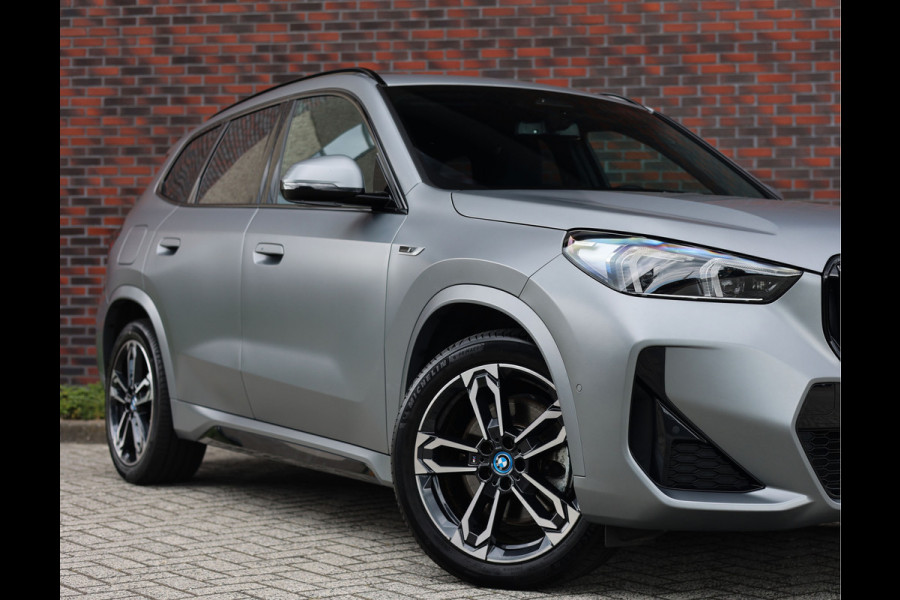 BMW X1 30e xDrive | M onderstel - Sportstoelen - Direct rijden!