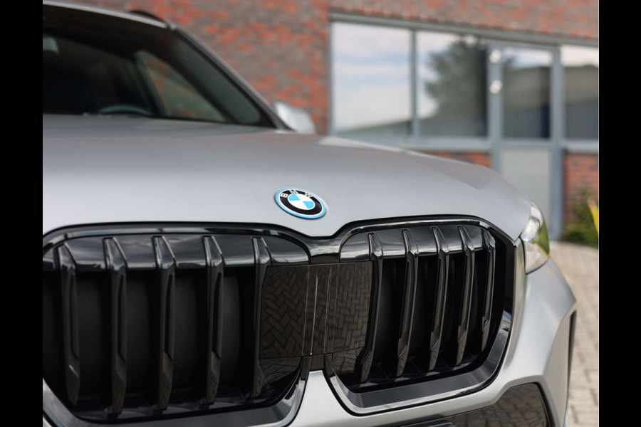 BMW X1 30e xDrive | M onderstel - Sportstoelen - Direct rijden!