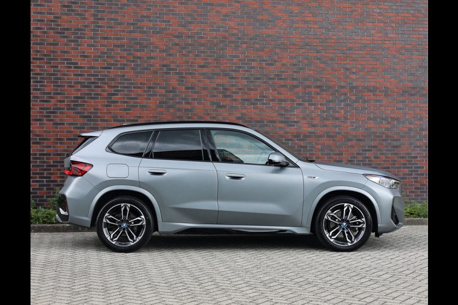 BMW X1 30e xDrive | M onderstel - Sportstoelen - Direct rijden!