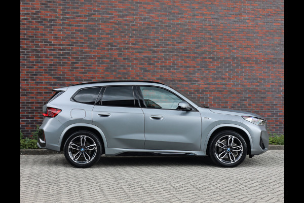 BMW X1 30e xDrive | M onderstel - Sportstoelen - Direct rijden!