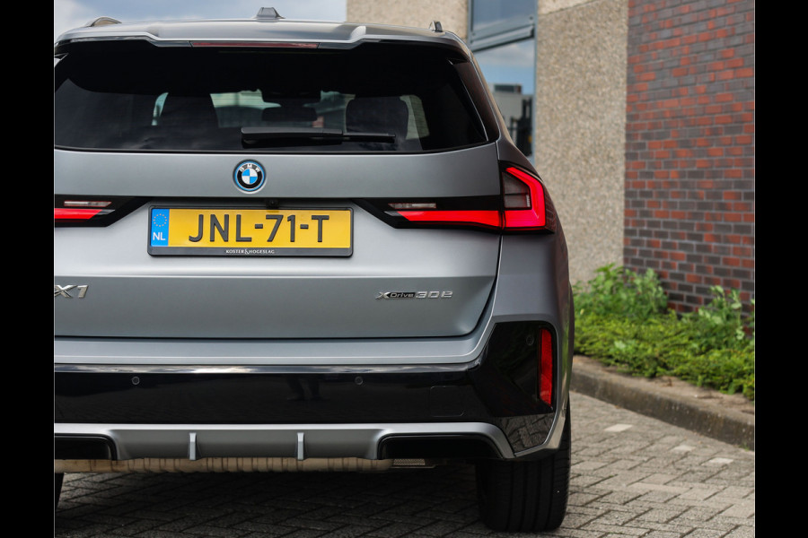 BMW X1 30e xDrive | M onderstel - Sportstoelen - Direct rijden!