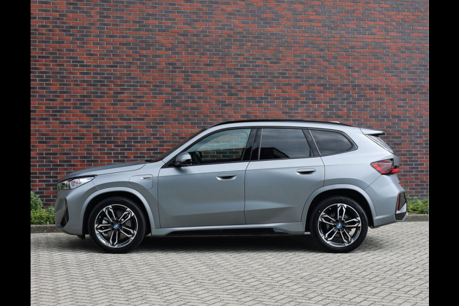 BMW X1 30e xDrive | M onderstel - Sportstoelen - Direct rijden!