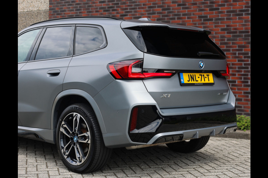 BMW X1 30e xDrive | M onderstel - Sportstoelen - Direct rijden!