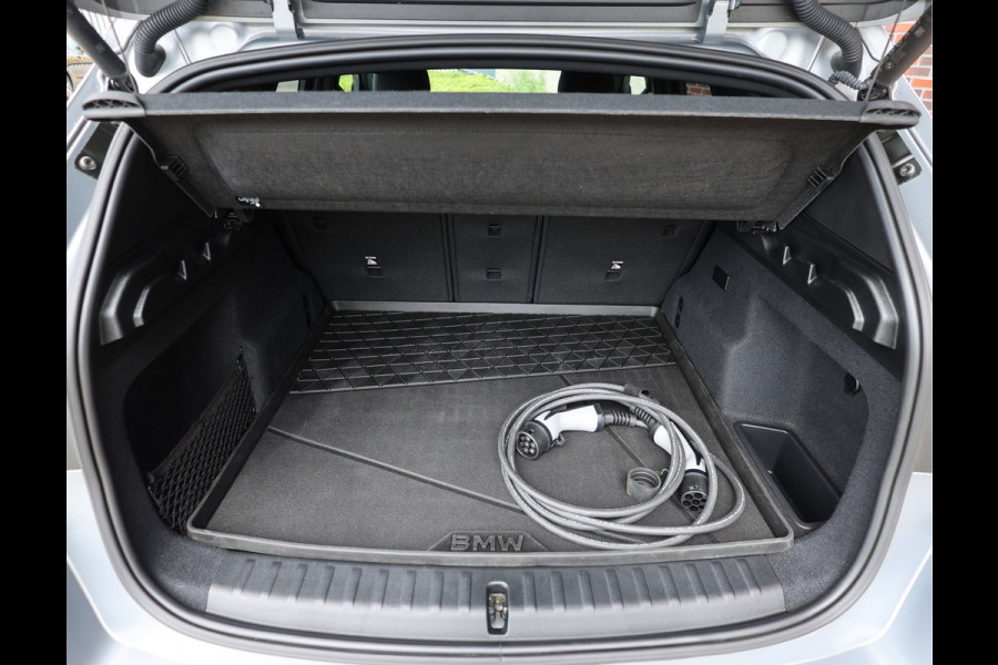 BMW X1 30e xDrive | M onderstel - Sportstoelen - Direct rijden!