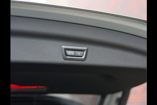 BMW X1 30e xDrive | M onderstel - Sportstoelen - Direct rijden!