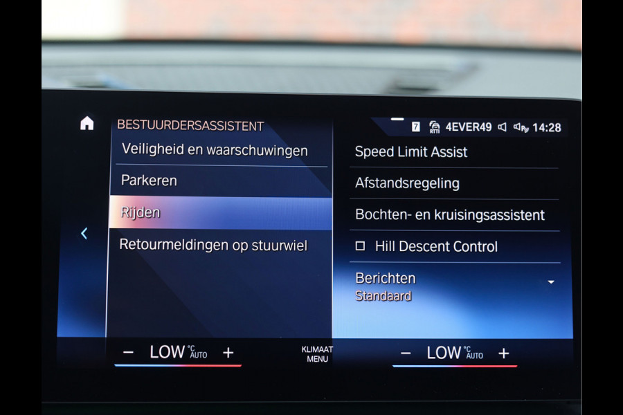 BMW X1 30e xDrive | M onderstel - Sportstoelen - Direct rijden!