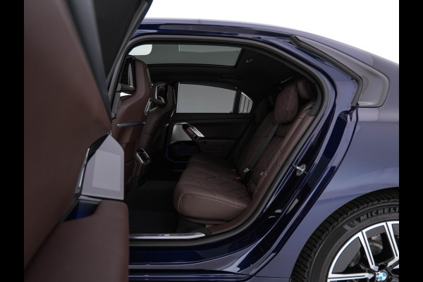 BMW i7 xDrive60 106 kWh M-Sportpack [3-Fase-11kW] {SoH-98%} (INCL.BTW) *PANO | HEAD-UP | LUXURY-LEATHER | FULL-LED | BLIND-SPOT | BOWERS&WILKINS | MEMORY-PACK | TOP-VIEW | VENTILATED/HEATED-COMFORTSEATS | SOFT-CLOSE | WIDE-SREEN-DIGICOCKPIT | KEYLESS