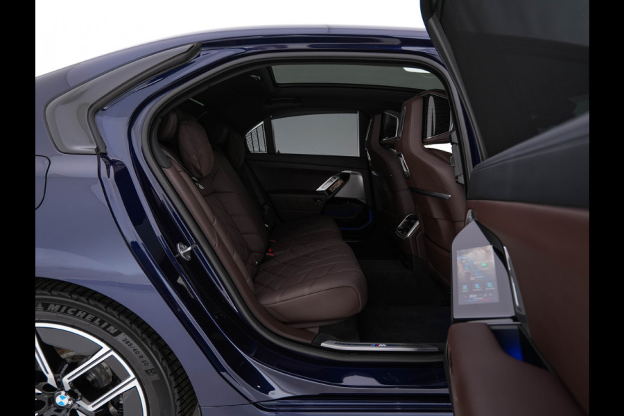 BMW i7 xDrive60 106 kWh M-Sportpack [3-Fase-11kW] {SoH-98%} (INCL.BTW) *PANO | HEAD-UP | LUXURY-LEATHER | FULL-LED | BLIND-SPOT | BOWERS&WILKINS | MEMORY-PACK | TOP-VIEW | VENTILATED/HEATED-COMFORTSEATS | SOFT-CLOSE | WIDE-SREEN-DIGICOCKPIT | KEYLESS