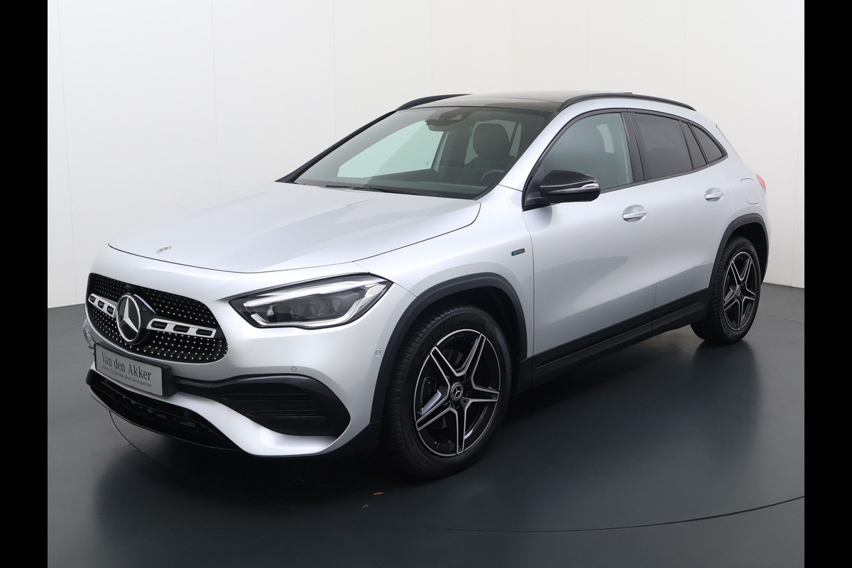 Mercedes-Benz GLA 250e AMG // Trekhaak // Panorama dak // Memory // Sfeerverlichting // Multi Beam LED // Camera // Advanced Audio