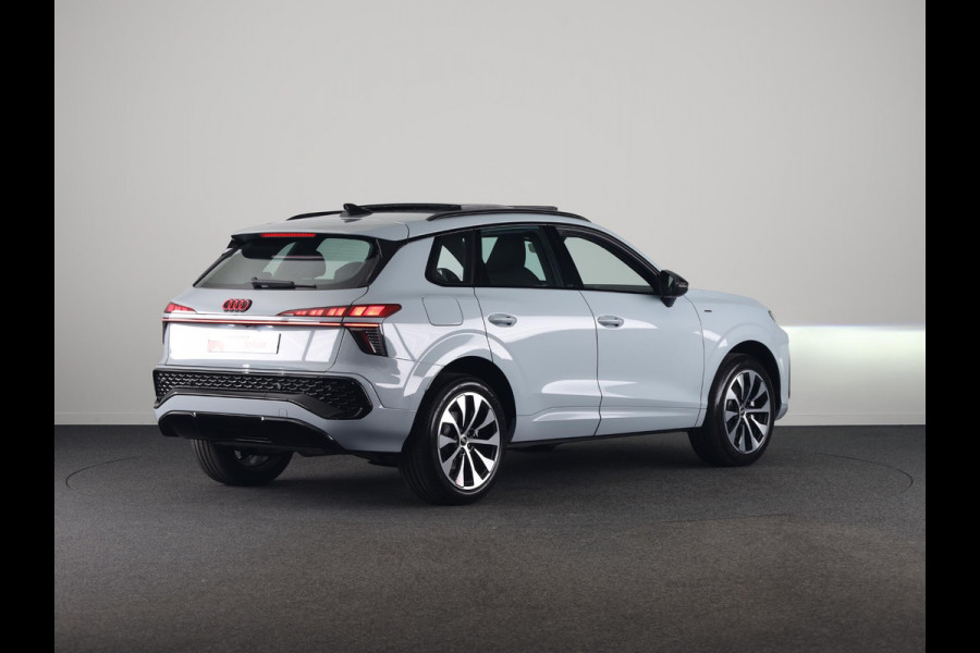 Audi Q3 S edition e-hybrid 272 pk | Techniekpakket plus | Panorama-glasdak | Optiekpakket zwart-glanzend | Trekhaak mech. zwenkbaar |