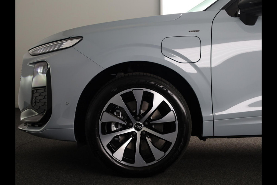 Audi Q3 S edition e-hybrid 272 pk | Techniekpakket plus | Panorama-glasdak | Optiekpakket zwart-glanzend | Trekhaak mech. zwenkbaar |