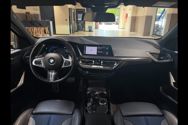 BMW 1-serie 120i High Executive|Pano|HUD|Keyless|Sfeer