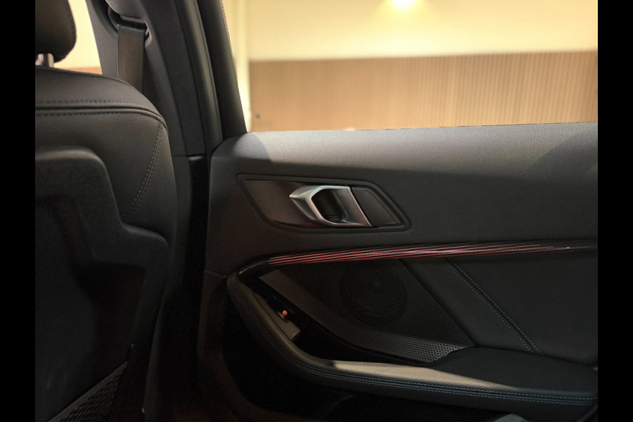 BMW 1-serie 120i High Executive|Pano|HUD|Keyless|Sfeer