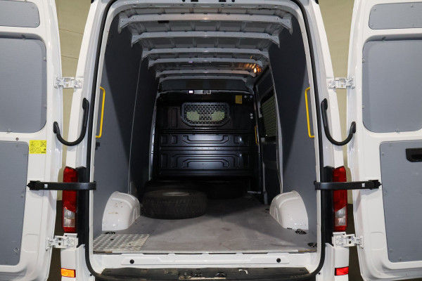 Volkswagen Crafter 2.0 TDI L3 H3 140pk Black Line Airco Navigatie Spoilerpakket
