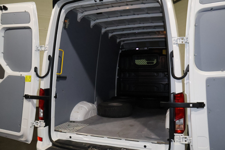 Volkswagen Crafter 2.0 TDI L3 H3 140pk Black Line Airco Navigatie Spoilerpakket