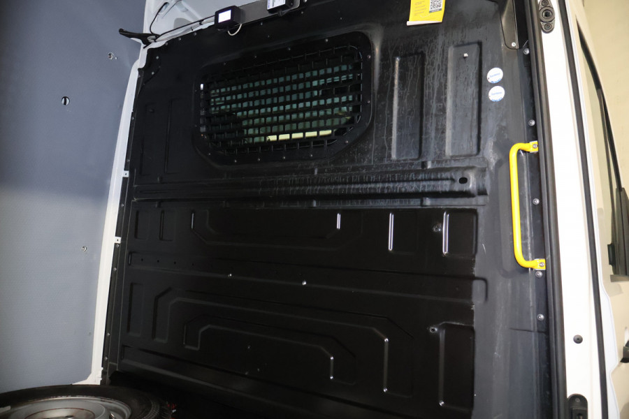 Volkswagen Crafter 2.0 TDI L3 H3 140pk Black Line Airco Navigatie Spoilerpakket