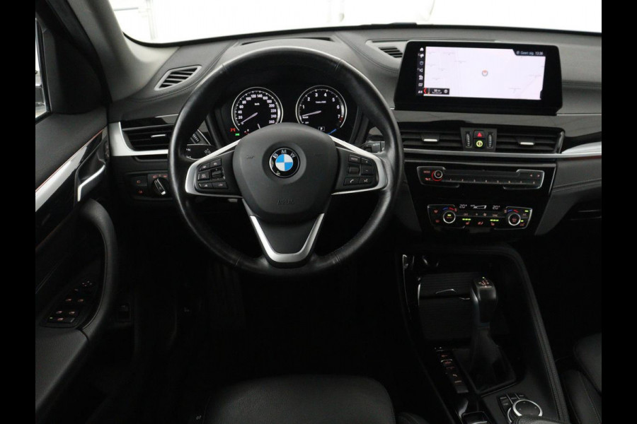 BMW X1 xDrive25e High Executive | SOH 85,2% | Half leder | Adaptive cruise | Stoelverwarming | Climate control | Navigatie | Camera | Park assist | Elektrische achterklep