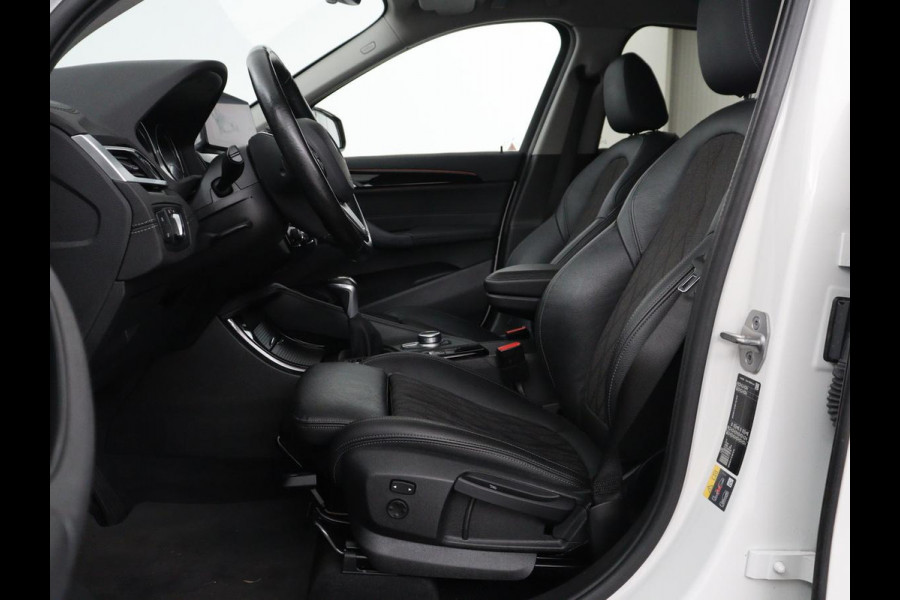 BMW X1 xDrive25e High Executive | SOH 85,2% | Half leder | Adaptive cruise | Stoelverwarming | Climate control | Navigatie | Camera | Park assist | Elektrische achterklep
