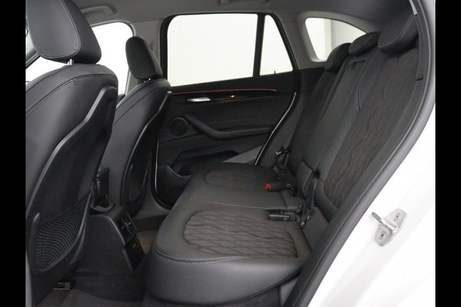 BMW X1 xDrive25e High Executive | SOH 85,2% | Half leder | Adaptive cruise | Stoelverwarming | Climate control | Navigatie | Camera | Park assist | Elektrische achterklep