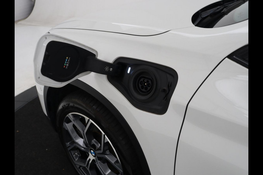 BMW X1 xDrive25e High Executive | SOH 85,2% | Half leder | Adaptive cruise | Stoelverwarming | Climate control | Navigatie | Camera | Park assist | Elektrische achterklep